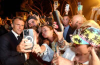 Bain de foule d'Emmanuel Macron à Bormes-les-Mimosas avec son épouse Brigitte, la France attend toujours son Premier ministre...