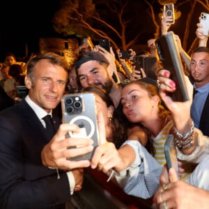 Emmanuel Macron conclut toujours ses vacances d'été dans le Var avec un bain de foule
Emmanuel Macron à Bormes-les-Mimosas pour les 80 ans de la libération de la ville. © Alain Robert / Pool / Bestimage 