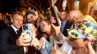 Bain de foule d'Emmanuel Macron à Bormes-les-Mimosas avec son épouse Brigitte, la France attend toujours son Premier ministre...