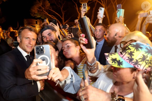 Emmanuel Macron conclut toujours ses vacances d'été dans le Var avec un bain de foule
Emmanuel Macron à Bormes-les-Mimosas pour les 80 ans de la libération de la ville. © Alain Robert / Pool / Bestimage 