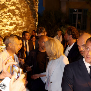 Emmanuel Macron et Brigitte Macron à Bormes-les-Mimosas pour les 80 ans de la libération de la ville, le 17 août 2024 © Alain Robert / Pool / Bestimage 