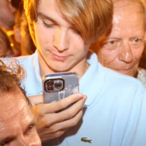 Au programme, poignées de main et selfies
Emmanuel Macron à Bormes-les-Mimosas pour les 80 ans de la libération de la ville, le 17 août 2024 © Alain Robert / Pool / Bestimage 