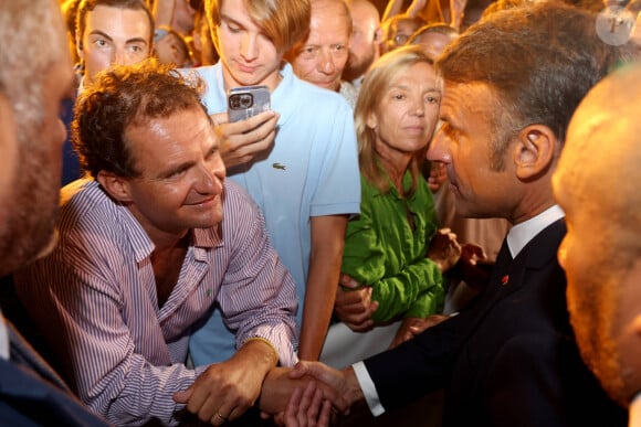 Au programme, poignées de main et selfies
Emmanuel Macron à Bormes-les-Mimosas pour les 80 ans de la libération de la ville, le 17 août 2024 © Alain Robert / Pool / Bestimage 