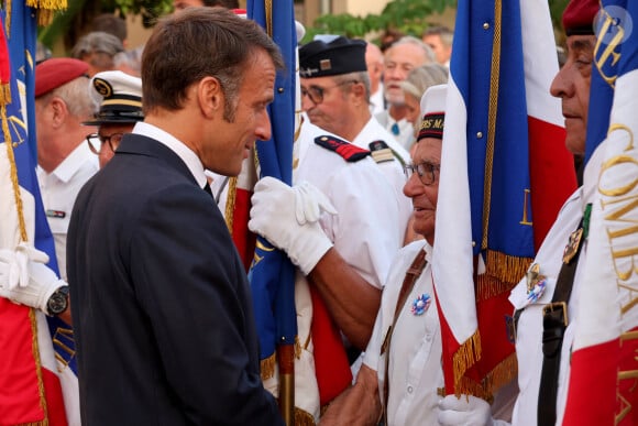 Emmanuel Macron à Bormes-les-Mimosas pour les 80 ans de la libération de la ville, le 17 août 2024 © Alain Robert / Pool / Bestimage 