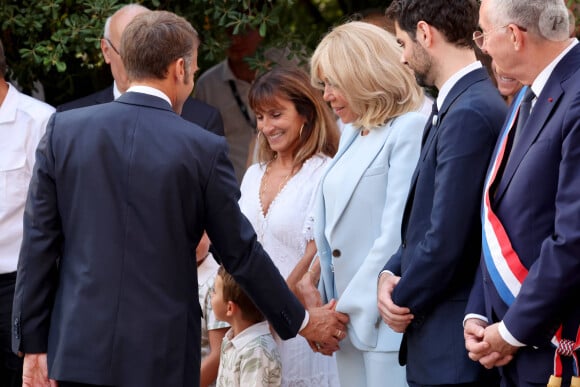 Emmanuel Macron et Brigitte Macron à Bormes-les-Mimosas pour les 80 ans de la libération de la ville, le 17 août 2024 © Alain Robert / Pool / Bestimage 