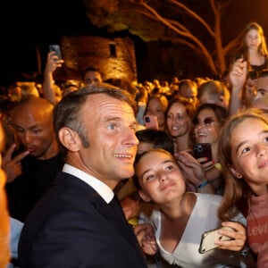 Emmanuel Macron va rentrer à Paris, la France attend toujours d'avoir son Premier ministre
Emmanuel Macron à Bormes-les-Mimosas pour les 80 ans de la libération de la ville, le 17 août 2024. © Alain Robert / Pool / Bestimage