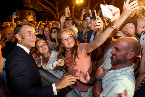 Emmanuel Macron va rentrer à Paris, la France attend toujours d'avoir son Premier ministre
Emmanuel Macron à Bormes-les-Mimosas pour les 80 ans de la libération de la ville, le 17 août 2024. © Alain Robert / Pool / Bestimage