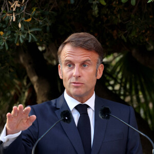 Emmanuel Macron à Bormes-les-Mimosas pour les 80 ans de la libération de la ville, le 17 août 2024. © Alain Robert / Pool / Bestimage 