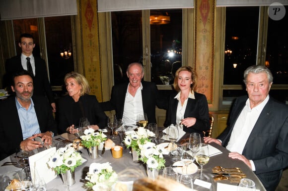 Exclusif - Anthony Delon, nommé parrain du fond "Enfants à Coeur - Mireille Darc", Claire Chazal, Pascal Desprez, Géraldine Danon et Alain Delon - Dîner pour le lancement du fond "Enfants à Coeur - Mireille Darc" au profit de La Chaîne de l'Espoir au Pavillon Ledoyen à Paris. Le 29 novembre 2017. Chaque table portait le nom d'un film de M.Darc. © Olivier Borde-Coadic Guirec / Bestimage 