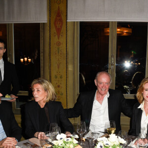 Exclusif - Anthony Delon, nommé parrain du fond "Enfants à Coeur - Mireille Darc", Claire Chazal, Pascal Desprez, Géraldine Danon et Alain Delon - Dîner pour le lancement du fond "Enfants à Coeur - Mireille Darc" au profit de La Chaîne de l'Espoir au Pavillon Ledoyen à Paris. Le 29 novembre 2017. Chaque table portait le nom d'un film de M.Darc. © Olivier Borde-Coadic Guirec / Bestimage 