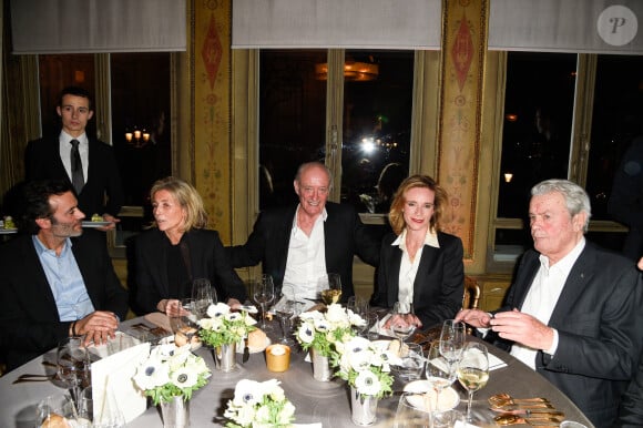 Exclusif - Anthony Delon, nommé parrain du fond "Enfants à Coeur - Mireille Darc", Claire Chazal, Pascal Desprez, Géraldine Danon et Alain Delon - Dîner pour le lancement du fond "Enfants à Coeur - Mireille Darc" au profit de La Chaîne de l'Espoir au Pavillon Ledoyen à Paris. Le 29 novembre 2017. Chaque table portait le nom d'un film de M.Darc. © Olivier Borde-Coadic Guirec / Bestimage 