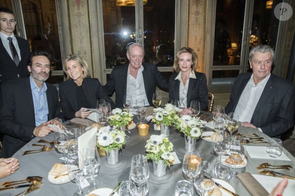 Exclusif - Anthony Delon, nommé parrain du fond "Enfants à Coeur - Mireille Darc", Claire Chazal, Pascal Desprez, Géraldine Danon et Alain Delon - Dîner pour le lancement du fond "Enfants à Coeur - Mireille Darc" au profit de La Chaîne de l'Espoir au Pavillon Ledoyen à Paris. Le 29 novembre 2017. Chaque table portait le nom d'un film de M.Darc. © Olivier Borde-Coadic Guirec / Bestimage 