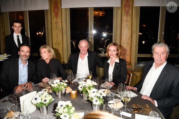 Exclusif - Anthony Delon, nommé parrain du fond "Enfants à Coeur - Mireille Darc", Claire Chazal, Pascal Desprez, Géraldine Danon et Alain Delon - Dîner pour le lancement du fond "Enfants à Coeur - Mireille Darc" au profit de La Chaîne de l'Espoir au Pavillon Ledoyen à Paris. Le 29 novembre 2017. Chaque table portait le nom d'un film de M.Darc. © Olivier Borde-Coadic Guirec / Bestimage 