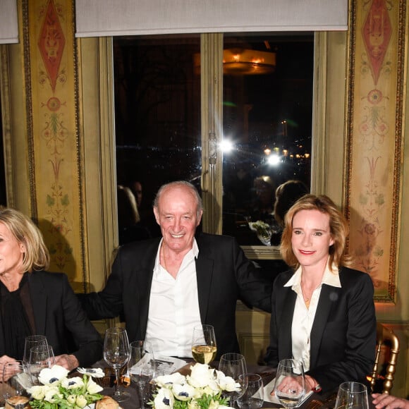 Exclusif - Anthony Delon, nommé parrain du fond "Enfants à Coeur - Mireille Darc", Claire Chazal, Pascal Desprez, Géraldine Danon et Alain Delon - Dîner pour le lancement du fond "Enfants à Coeur - Mireille Darc" au profit de La Chaîne de l'Espoir au Pavillon Ledoyen à Paris. Le 29 novembre 2017. Chaque table portait le nom d'un film de M.Darc. © Olivier Borde-Coadic Guirec / Bestimage 