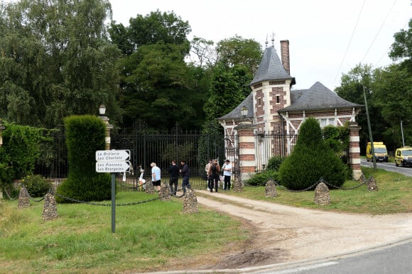 Illustration au domaine de Douchy après l'annonce de la mort de Alain Delon le 18 août 2024. L'acteur est mort ce dimanche 18 août au domaine de la Brûlerie, dans le Loiret, sa propriété depuis plus de cinquante ans. Il comptait s'y faire enterrer avec ses chiens. 