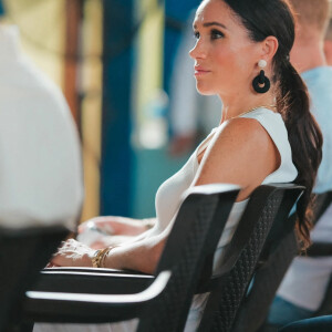 Sur place, le couple se serait lancé dans une sorte de compétition comme l'a relevé une experte en lecture labiale
Le prince Harry et Meghan Markle en Colombie.