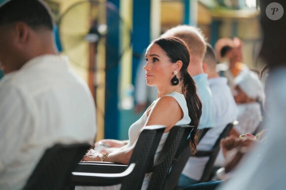 Sur place, le couple se serait lancé dans une sorte de compétition comme l'a relevé une experte en lecture labiale
Le prince Harry et Meghan Markle en Colombie.