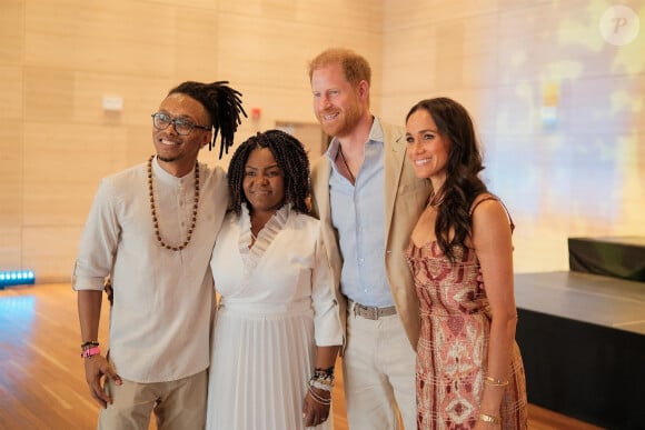 Ils sont récemment allés à la rencontre d'enfants dans une école colombienne
Le prince Harry et Meghan Markle en Colombie.