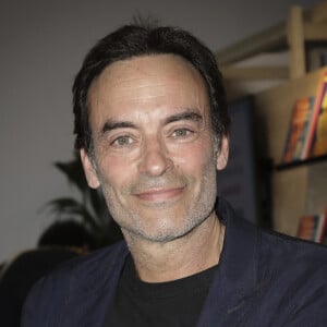 Anthony Delon, fils du légendaire Alain Delon, a été propulsé sous les feux des projecteurs dès son plus jeune âge.
Anthony Delon, lors du Festival du Livre à Paris