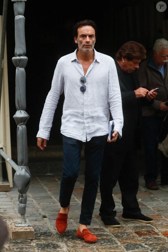 Anthony Delon lors de la messe à l'intention de Pierre Cornette de Saint-Cyr en l'église Saint-Germain-des-Près à Paris, le 12 septembre 2023