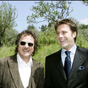 Le chanteur Zucchero avec son fils et son épouse avec Emmanuel-Philibert au baptême de sa fille Vittoria. Assise, 30 mai 2004.