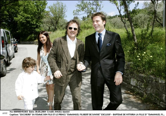 Le chanteur Zucchero avec son fils et son épouse avec Emmanuel-Philibert au baptême de sa fille Vittoria. Assise, 30 mai 2004.