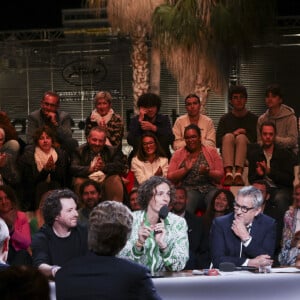 Sous la complicité de Léa Salamé, Christophe Dechavanne est devenu l'invité permanent de "Quelle époque !"
Exclusif - Jean Imbert, Lea Salamé, Paul de Saint Sernin, Malou Khebizi, Agathe Riedinger, Christophe Dechavanne, Pierre Lescure, Charlotte Dhenaux, Pierre-Antoine Capton, Philippe Caverivière sur le plateau de Quelle Epoque pendant le Festival de Cannes - Cannes 18/05/2024