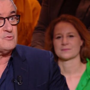 Christophe Dechavanne s'est confié sans filtre sur le rôle qu'il occupe aux côtés de Léa Salamé dans le talk-show des samedis soirs de France 2
Christophe Dechavanne sur le plateau de "Quelle époque !"