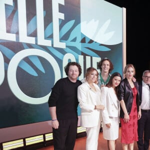 Exclusif - Jean Imbert, Lea Salamé, Paul de Saint Sernin, Malou Khebizi, Agathe Riedinger, Christophe Dechavanne, Pierre Lescure, Charlotte Dhenaux, Pierre-Antoine Capton, Philippe Caverivière sur le plateau de l'émission "Quelle Epoque!" lors du 77ème Festival International du Film de Cannes le 18 mai 2024. © Jack Tribeca / Bestimage