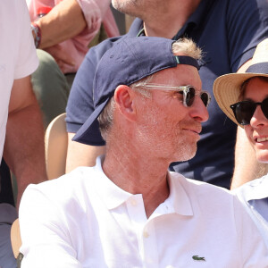 Denis Brogniart et sa femme Hortense - Célébrités dans les tribunes des Internationaux de France de tennis de Roland Garros 2023 le 6 juin 2023. © Jacovides-Moreau/Bestimage