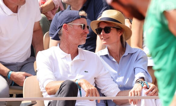 Denis Brogniart et sa femme Hortense - Célébrités dans les tribunes des Internationaux de France de tennis de Roland Garros 2023 le 6 juin 2023. © Jacovides-Moreau/Bestimage