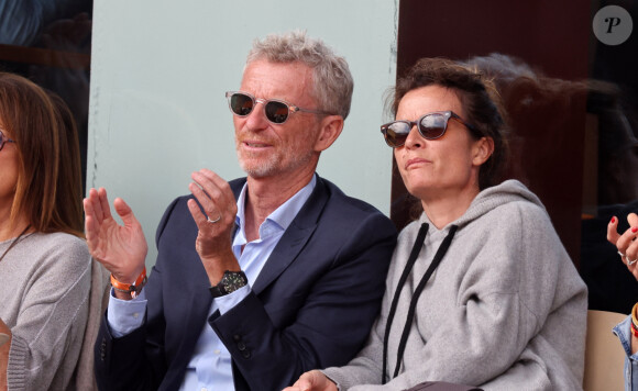 Denis Brogniart et sa femme Hortense dans les tribunes lors des Internationaux de France de Tennis de Roland Garros 2022. Paris, le 5 juin 2022. © Dominique Jacovides/Bestimage 