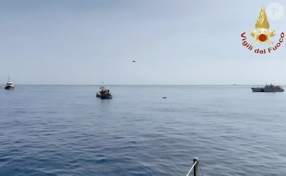 Un passager, le cuisinier du yacht, a été, lui, retrouvé mort… Les recherches se poursuivent alors que la tornade a réduit à néant le voilier. 
PALERME - Un yacht à voile coule dans une tornade : un mort, six disparus. Un voilier de 50 mètres battant pavillon anglais. © Fotogramma/IPA via ZUMA Press