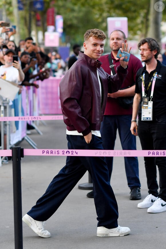 C'est en compagnie d'un David Guetta fier que le nageur a été immortalisé. En légende de ce cliché, le célèbre DJ a confié son honneur d'avoir reçu la visite du champion. 
Léon Marchand - Arrivées à la finale de basketball "France vs USA" à l'Arena Bercy à Paris, lors des Jeux Olympiques Paris 2024. Le 10 août 2024 © Perusseau-Jacovides / Bestimage 