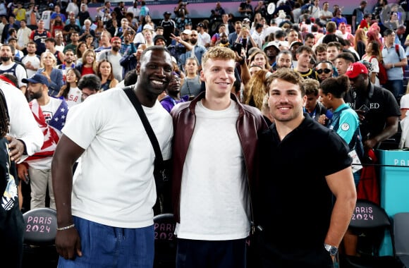 Omar Sy, Léon Marchand, Antoine Dupont - Les célébrités en tribunes pendant la finale de basketball opposant les Etats-Unis à la France (98-87) lors des Jeux Olympiques de Paris 2024 (JO) à l'Arena Bercy, à Paris, France, le 10 août 2024. © Jacovides-Perusseau/Bestimage