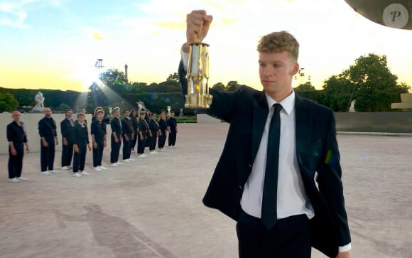 Léon Marchand pendant la cérémonie de clôture des Jeux Olympiques de Paris (JO) 2024 au Stade de France, à Saint-Denis banlieue de Paris, France, le 11 août 2024. © Capture TV France 2 via Bestimage