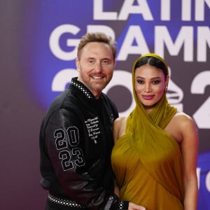 David Guetta et sa compagne Jessica Ledon, enceinte, lors du photocall de la cérémonie des "Latin Grammy Awards 2023" à Séville, le 16 novembre 2023.