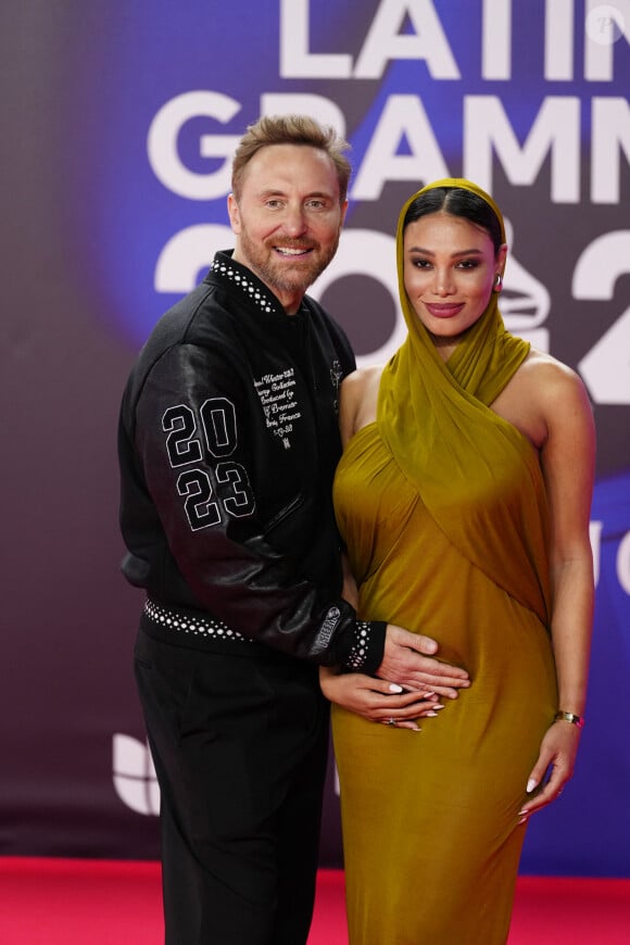 David Guetta et sa compagne Jessica Ledon, enceinte, lors du photocall de la cérémonie des "Latin Grammy Awards 2023" à Séville, le 16 novembre 2023.