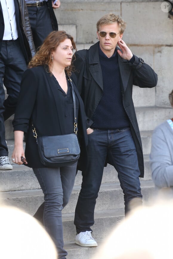 Alex Lutz et sa femme Mathilde Vial - Sorties des obsèques de Sylvie Joly en l'église Saint-Sulpice à Paris le 9 septembre 2015.