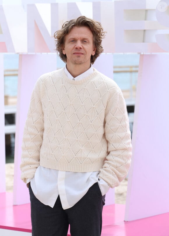 Alex Lutz lors du photocall de 'Becoming Karl Lagerfeld' sur la plage du Majestic lors de la 7eme saison de 'CanneSeries' à Cannes le 7 Avril 2024 Denis Guignebourg/BestImage