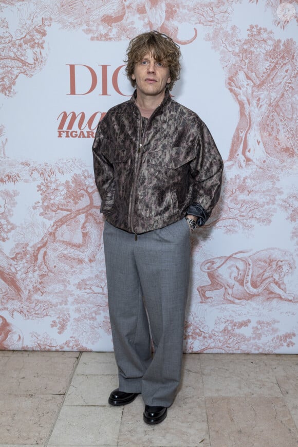 Heureux au bord de la Loire, il possède aussi une maison dans le Sud.
Exclusif - Alex Lutz - Photocall du dîner Dior Madame Figaro à la "Terrasse by Albane" sur le rooftop de l'hôtel JW Marriott lors du 77ème Festival International du Film de Cannes le 15 mai 2024. © Olivier Borde/Bestimage