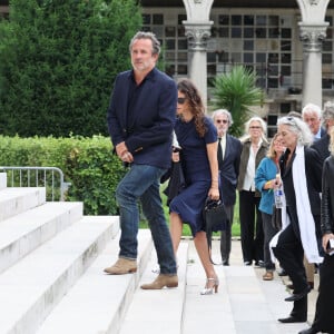 L'animateur s'est éteint à l'âge de 84 ans d'un accident cardiaque dans le Vaucluse.
Fabrice Laffont et sa femme Louise, Valérie Laffont, la veuve du défunt - Obsèques de P.Laffont dans la salle de la Coupole du cimetière du Père-Lachaise à Paris, le 23 août 2024. L'animateur de télévision est décédé le 7 août 2024 à l'âge de 84 ans. © Dominique Jacovides / Bestimage 