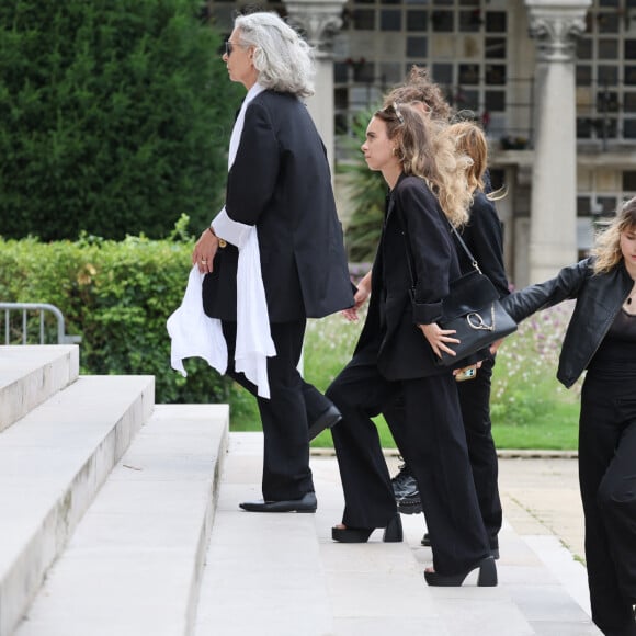 Elle s'est montrée digne mais la mine marquée au cimetière du Père Lachaise.
Valérie Laffont, la veuve du défunt, sa fille Mathilde et Mitty Hazanavicius, la fille d'A.Laffont - Obsèques de P.Laffont dans la salle de la Coupole du cimetière du Père-Lachaise à Paris, le 23 août 2024. L'animateur de télévision est décédé le 7 août 2024 à l'âge de 84 ans. © Dominique Jacovides / Bestimage 