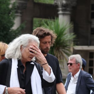 Mitty Hazanavicius, Axelle Laffont, son compagnon Romain Sichez, Valérie Laffont, la veuve du défunt - Sortie des obsèques de P.Laffont dans la salle de la Coupole du cimetière du Père-Lachaise à Paris, le 23 août 2024. L'animateur de télévision est décédé le 7 août 2024 à l'âge de 84 ans. © Dominique Jacovides / Bestimage  