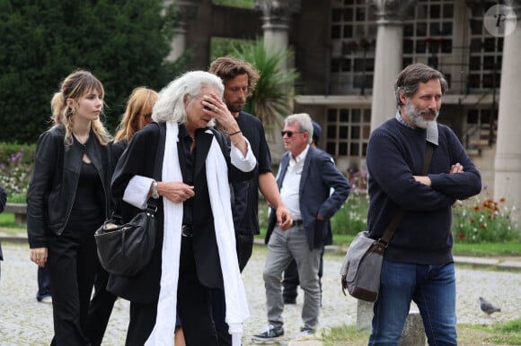 Mitty Hazanavicius, Axelle Laffont, son compagnon Romain Sichez, Valérie Laffont, la veuve du défunt - Sortie des obsèques de P.Laffont dans la salle de la Coupole du cimetière du Père-Lachaise à Paris, le 23 août 2024. L'animateur de télévision est décédé le 7 août 2024 à l'âge de 84 ans. © Dominique Jacovides / Bestimage  