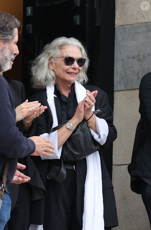 Valérie Laffont, la veuve du défunt - Sortie des obsèques de P.Laffont dans la salle de la Coupole du cimetière du Père-Lachaise à Paris, le 23 août 2024. L'animateur de télévision est décédé le 7 août 2024 à l'âge de 84 ans. © Dominique Jacovides / Bestimage  