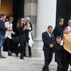 Valérie Laffont, la veuve du défunt, et sa fille Mathilde - Sortie des obsèques de P.Laffont dans la salle de la Coupole du cimetière du Père-Lachaise à Paris, le 23 août 2024. L'animateur de télévision est décédé le 7 août 2024 à l'âge de 84 ans. © Dominique Jacovides / Bestimage  