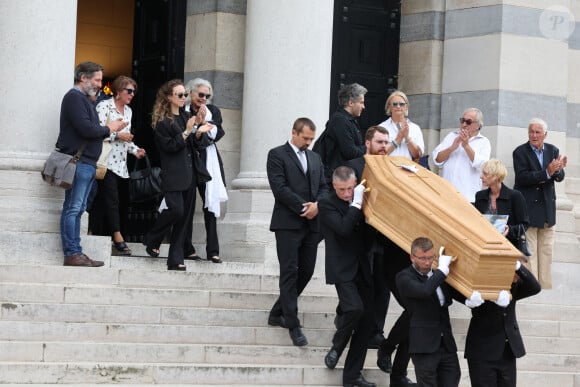 Valérie Laffont, la veuve du défunt, et sa fille Mathilde - Sortie des obsèques de P.Laffont dans la salle de la Coupole du cimetière du Père-Lachaise à Paris, le 23 août 2024. L'animateur de télévision est décédé le 7 août 2024 à l'âge de 84 ans. © Dominique Jacovides / Bestimage  