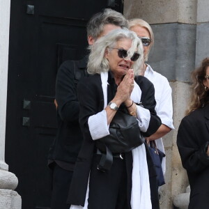 En effet, Valérie Laffont, veuve de l'animateur, s'est effondrée après la cérémonie.
Valérie Laffont, la veuve du défunt - Sortie des obsèques de P.Laffont dans la salle de la Coupole du cimetière du Père-Lachaise à Paris, le 23 août 2024. L'animateur de télévision est décédé le 7 août 2024 à l'âge de 84 ans. © Dominique Jacovides / Bestimage 