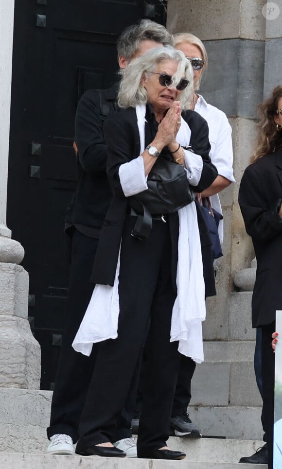 En effet, Valérie Laffont, veuve de l'animateur, s'est effondrée après la cérémonie.
Valérie Laffont, la veuve du défunt - Sortie des obsèques de P.Laffont dans la salle de la Coupole du cimetière du Père-Lachaise à Paris, le 23 août 2024. L'animateur de télévision est décédé le 7 août 2024 à l'âge de 84 ans. © Dominique Jacovides / Bestimage 